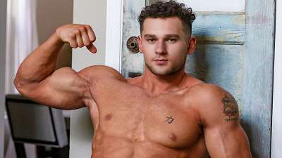 GayHoopla – Bodybuilder Zack Dickson Gets Some Alone Time
