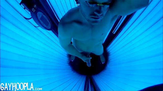 GayHoopla – Sean Holmes Tanning Jerk Off
