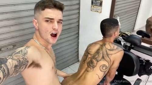 OnlyFans – Erick Diaz – Barber Shop Anal