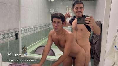 RFC – fucking a twink in my friend’s bathroom – Kryz XXX, OoopsFrankie